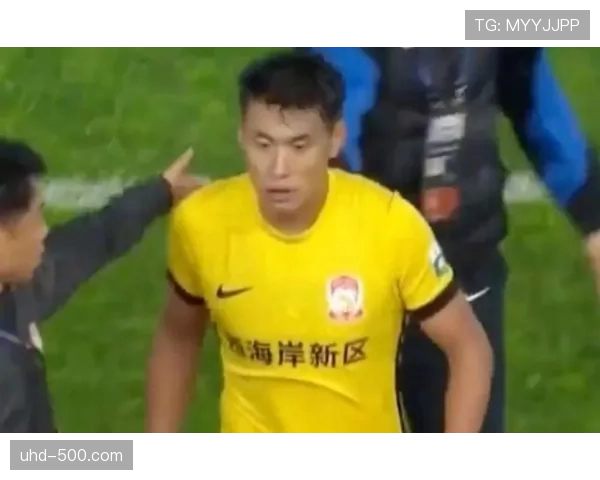 场边冲突!两队教练组成员因争议判罚发生口角 场边冲突!两队教练组成员因争议判罚发生口角